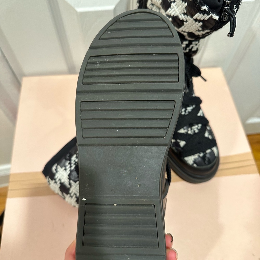 Ski boots. Used 2 times. Moncler brand. I bough it in Saks winter ago - Picture 4 of 5